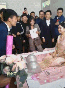 往期精彩 搞笑gif趣图:新娘子这个出场方式,绝对没有人敢去挑战!