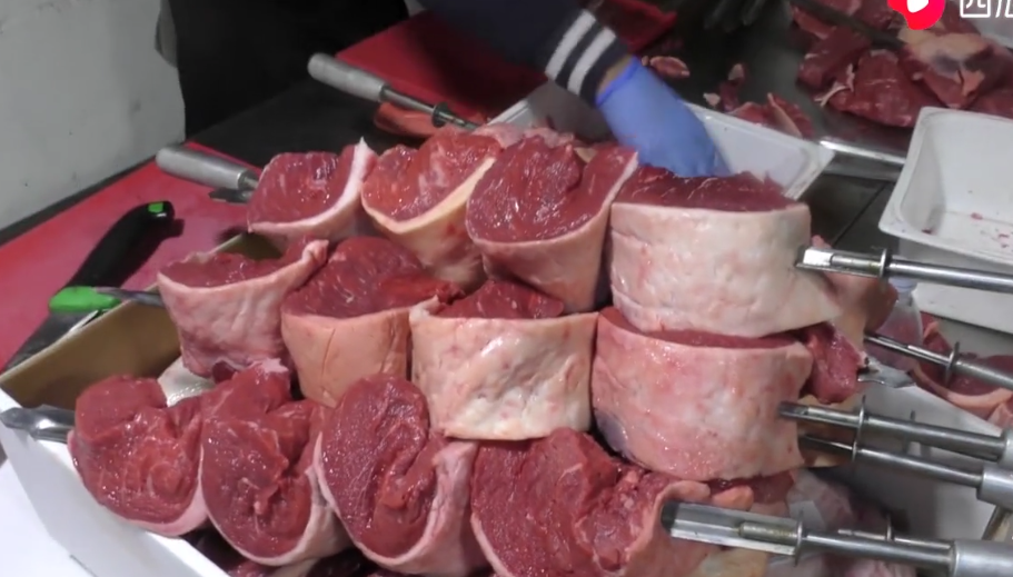 去新疆吃"羊肉串",点了3串,共10斤肉,看见账单张大了嘴!
