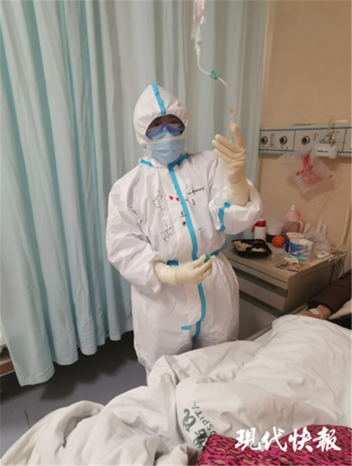 穿着防护服,三层手套,护目镜和面屏,她在病人的大拇指