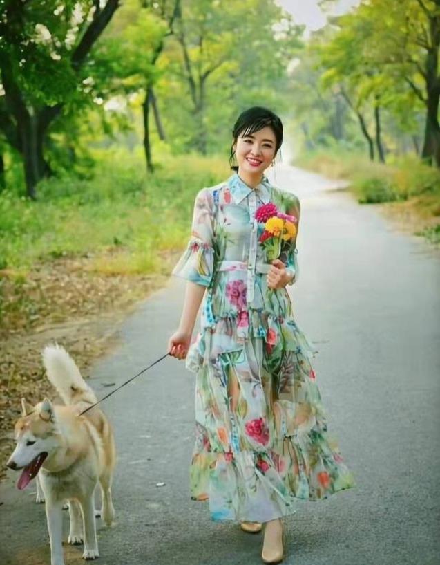 周涛真是"优雅女神"!带火各种简单搭配,都51岁还那么惊艳
