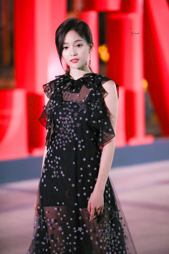 吴宣仪高清壁纸,身穿黑色小礼服,展现小资性感风
