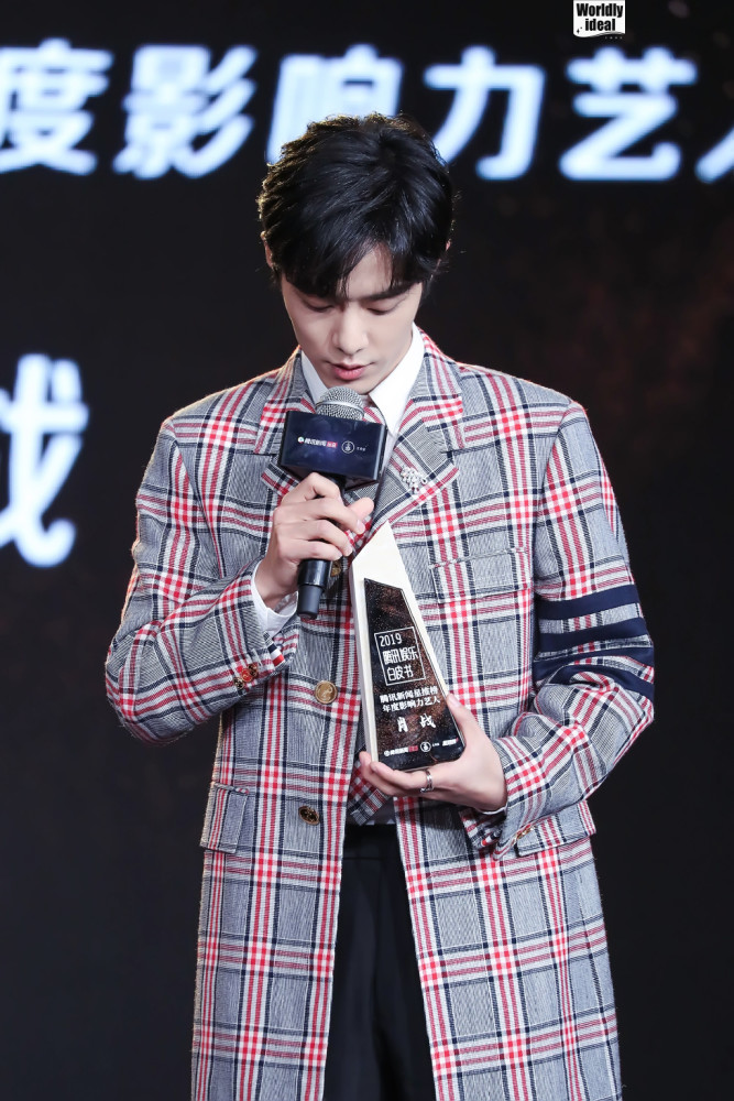 肖战高清壁纸,一身花色西装帅气沉稳,淡淡的笑容有点悲伤