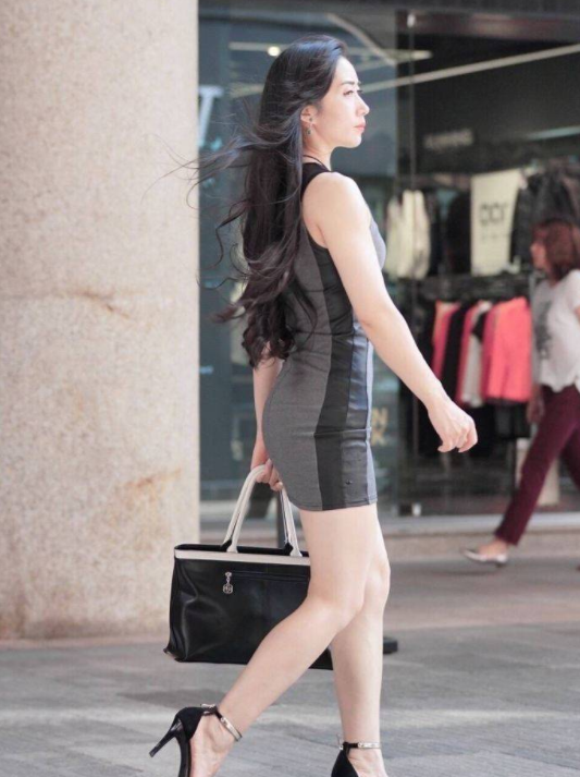 街拍美图:漂亮的紧身装小姐姐,年轻有魅力,彰显女人的