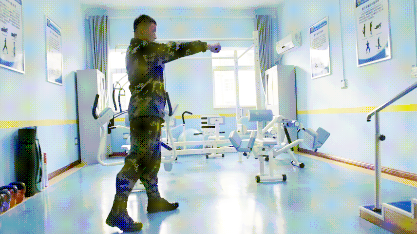 动作要领:闪身拿臂准,勾拳狠,擒拿其一点而制动全身. 顶肘撞膝