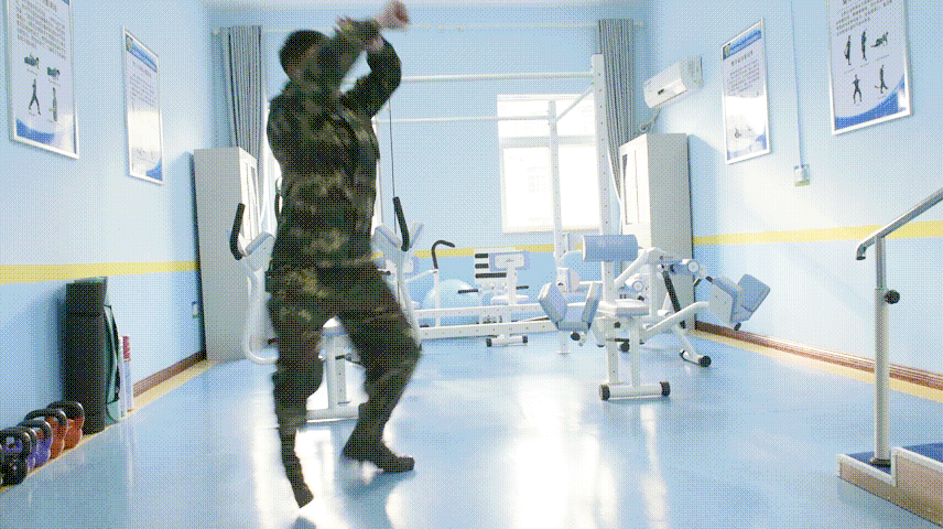 动作要领:肘击头部,膝顶裆腹,突出手肘进攻. 横踢肘击