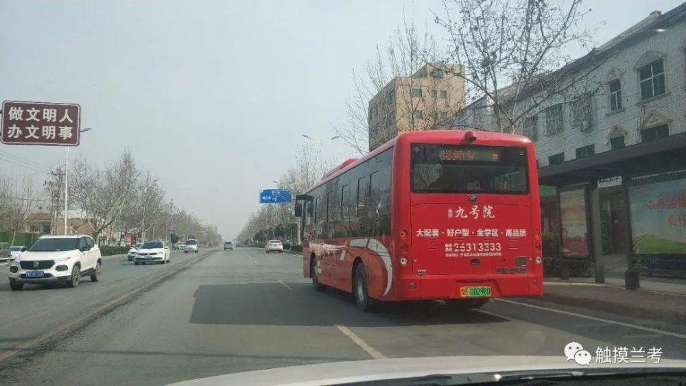 行驶在黄河路上的103路公交车