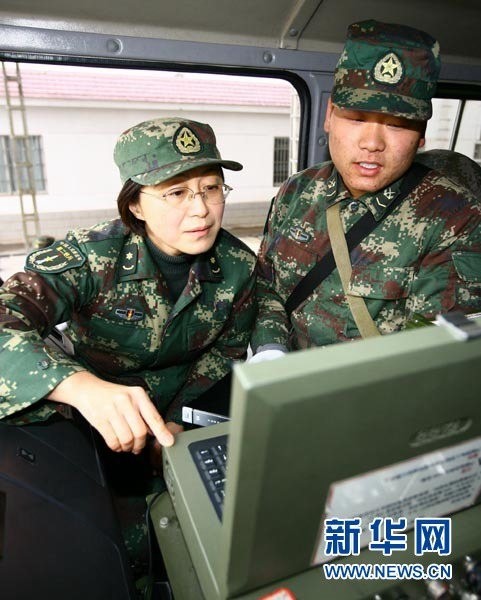 2015年,李贤玉晋升为专业技术少将,成为中国火箭军史上的首位女将军!