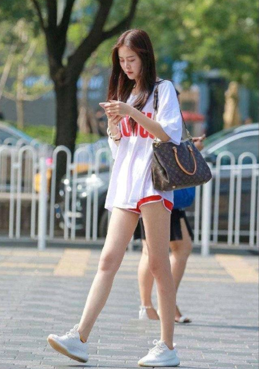 街拍美图:漂亮时尚的小姐姐,年轻有魅力,彰显女人的生活姿态!