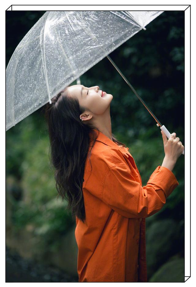 下雨天怎么拍照才好看?李沁分享独家雨中摄影技巧,这样穿搭超a