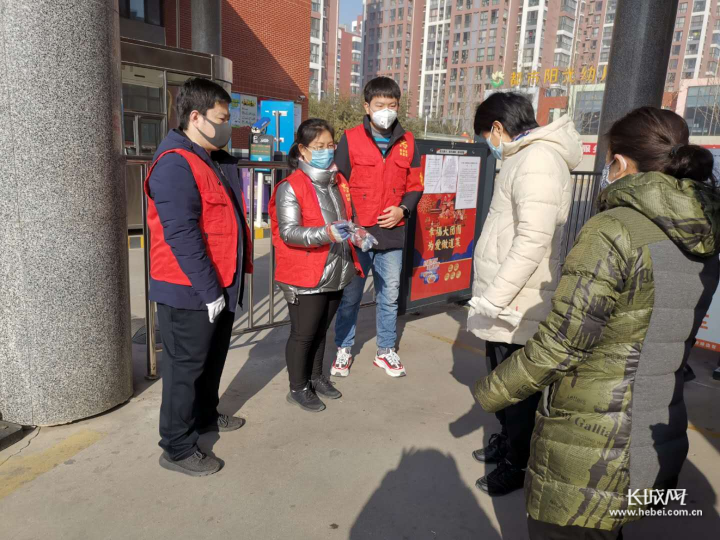 石家庄社区抗疫人员:学习雷锋精神 扎牢防疫网