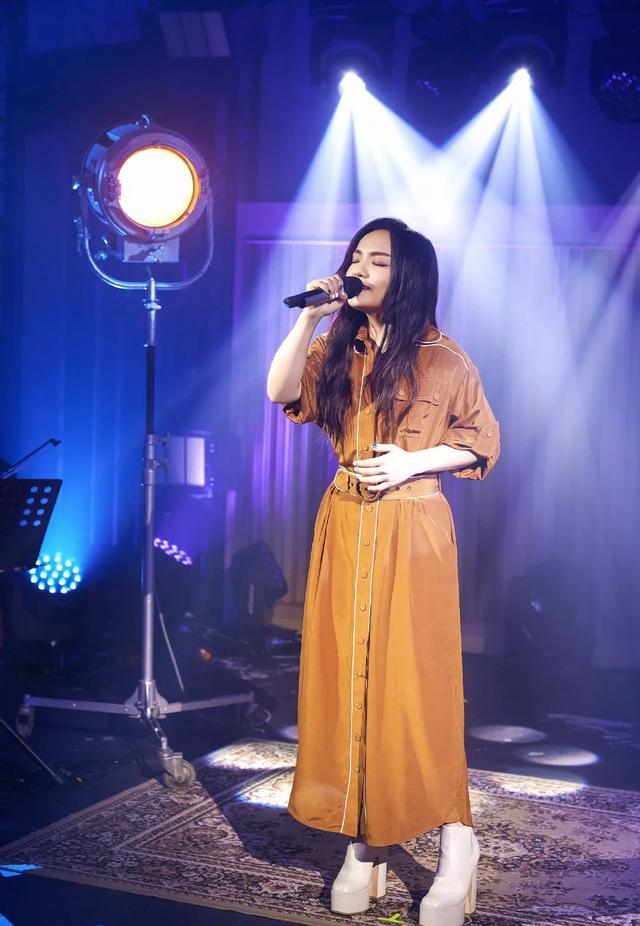 徐佳莹这次演唱自己的《言不由衷》,入世的编曲改得不如原来有灵动感