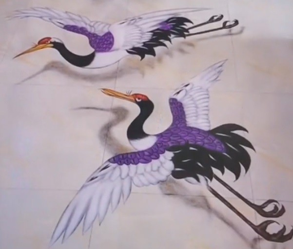 美女在地板上画白鹤,这种绘画方式很奇怪,一般人还真没有见过