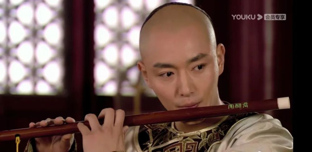 还记得《甄嬛传》里的果郡王吗?他差点毁容了!