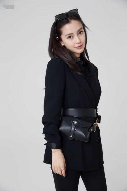 杨颖紧身裤美图,简直穿出了最佳状态,很有女神范儿!