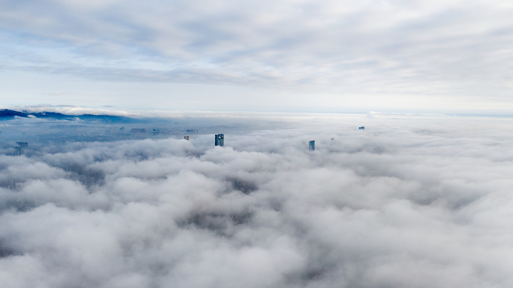 南昌上空现平流雾景观 云端城市犹如"空中之城"