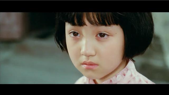 当年电影播出,英子一跃成为万千人心中纯真与美好,愁绪与伤逝的化身.