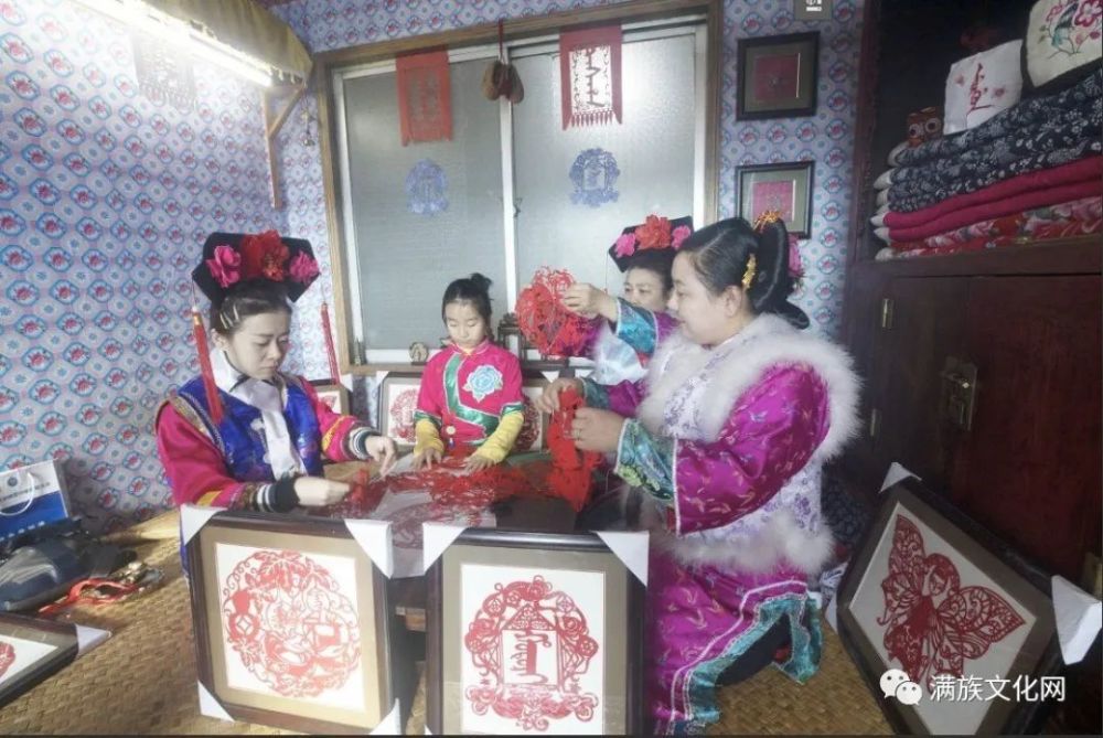 大家一起品尝满族过年美味. 此次辽宁电视台也现场进行拍摄采访.