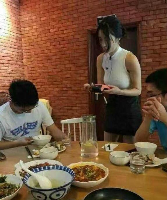 冰箱姐GIF：找了家特色餐厅，吃完才发现重点不是餐厅！而是特色！