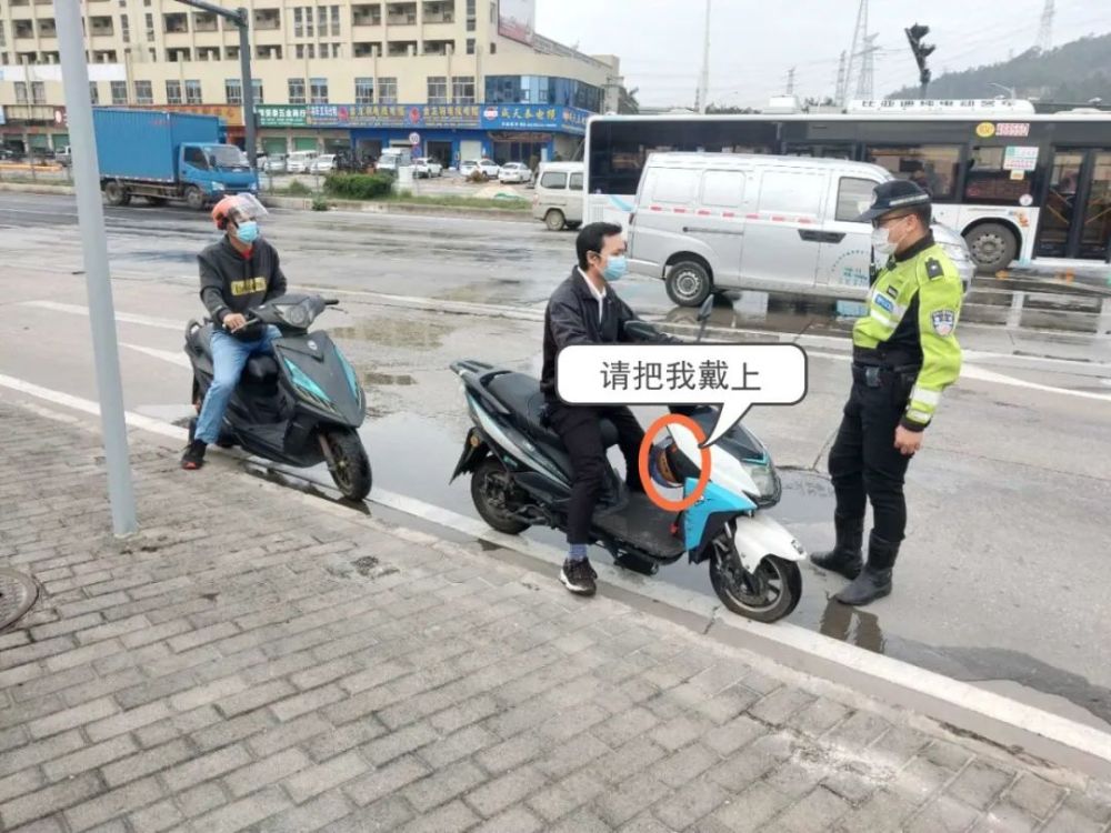 深圳开查骑电动车不戴头盔!违者罚抄交通安全条款