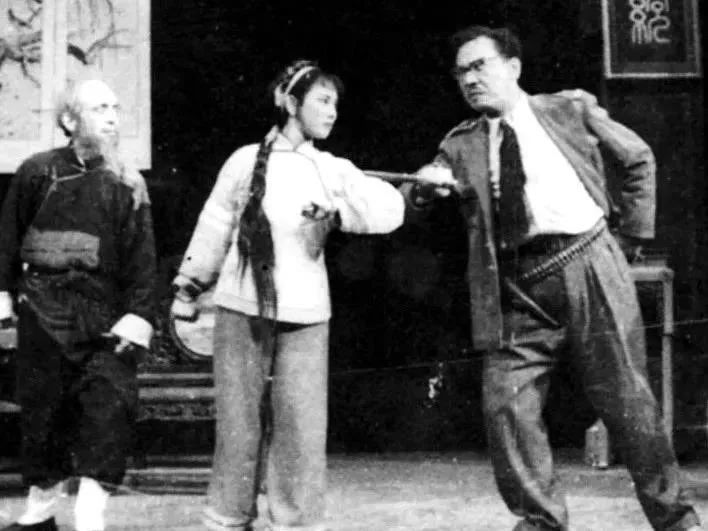 莲小君主演评剧《红珊瑚》往期剧照 《红珊瑚》是根据同名歌剧移植