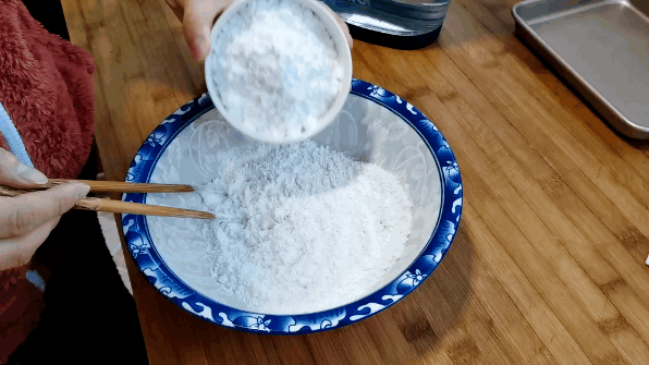 5克,蚝油3克,小米椒圈适量,食用油适量 (1)碗中依次放入粘米粉60克