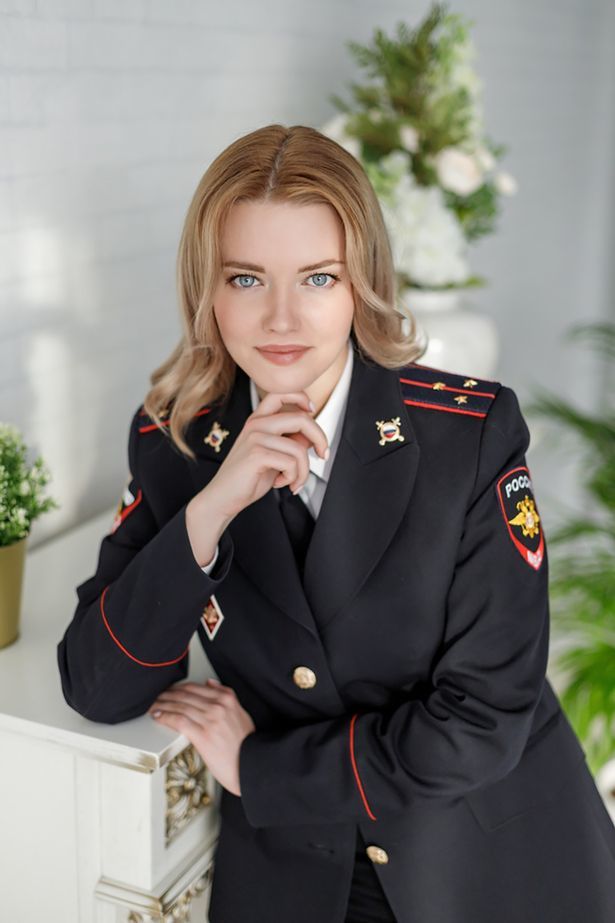 俄罗斯军营举办选美大赛庆祝妇女节,女军人英姿飒爽比拼多样技能