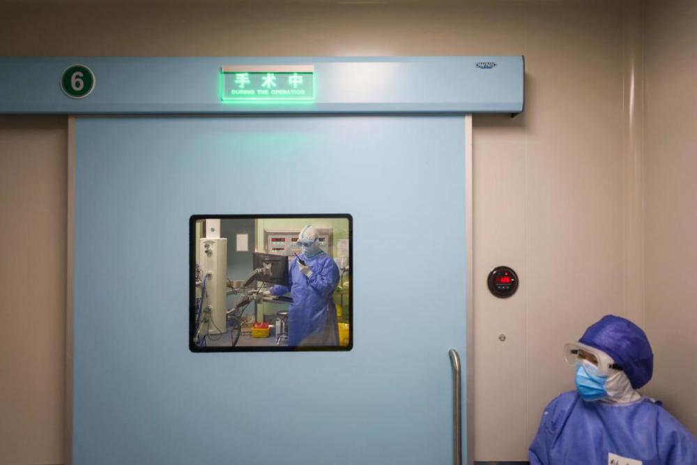 2020年3月7日,协和医院西院隔离病区手术室,为防止意外,一名护士在