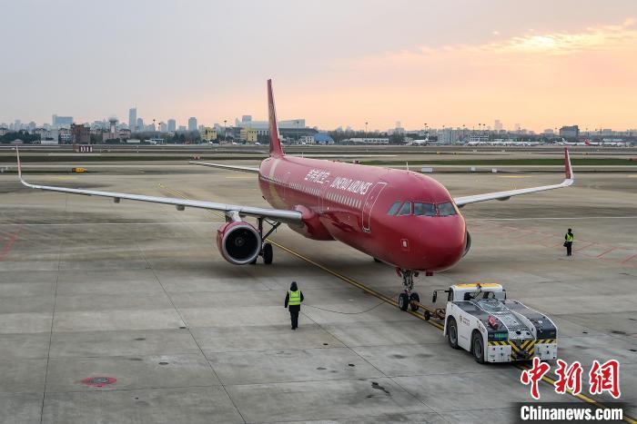 作为中国最大的民营全服务航空公司,吉祥航空正逐步恢复受疫情影响的