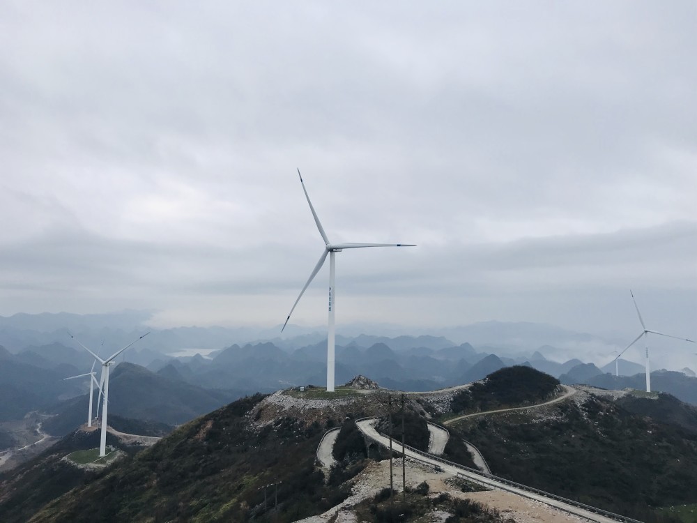 其主峰海拔 1438 米,永顺县最高峰,湘西第二高峰,山顶建成风力发电场