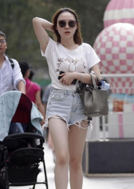 街拍美图:美丽动人的小姐姐,精致的穿搭尽显高挑身材