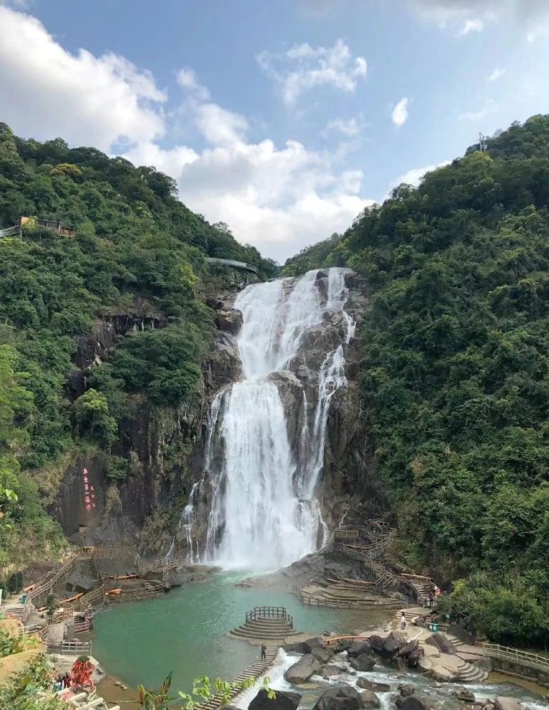 图为龙归寨瀑布景区