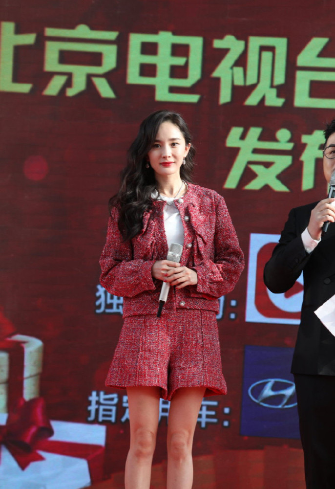 杨幂穿搭在线解锁,一袭蓝白撞色拼接连衣裙,好身材尽显无遗