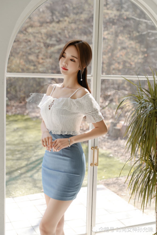 女神孙允珠高清图赏:碧空灵韵白莲牡丹水蓝包臀裙