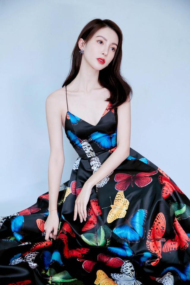 金晨太会穿!一字肩连体裤穿出礼服裙的架势,白皙美肩好撩人