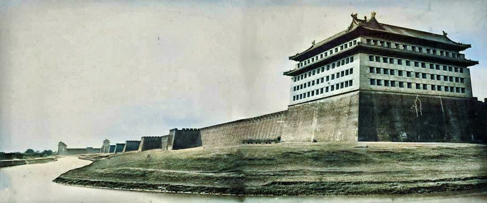 1860年的北京城墙全景,出了城门就是护城河