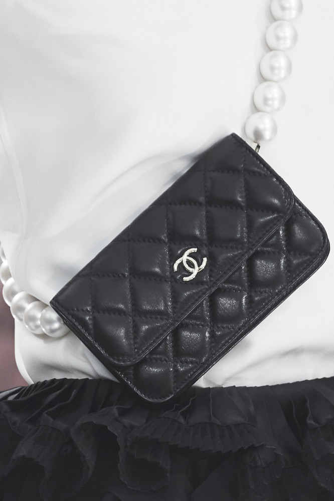 从小型方包到珍珠背带包:chanel 2020秋冬系列上的亮点手袋