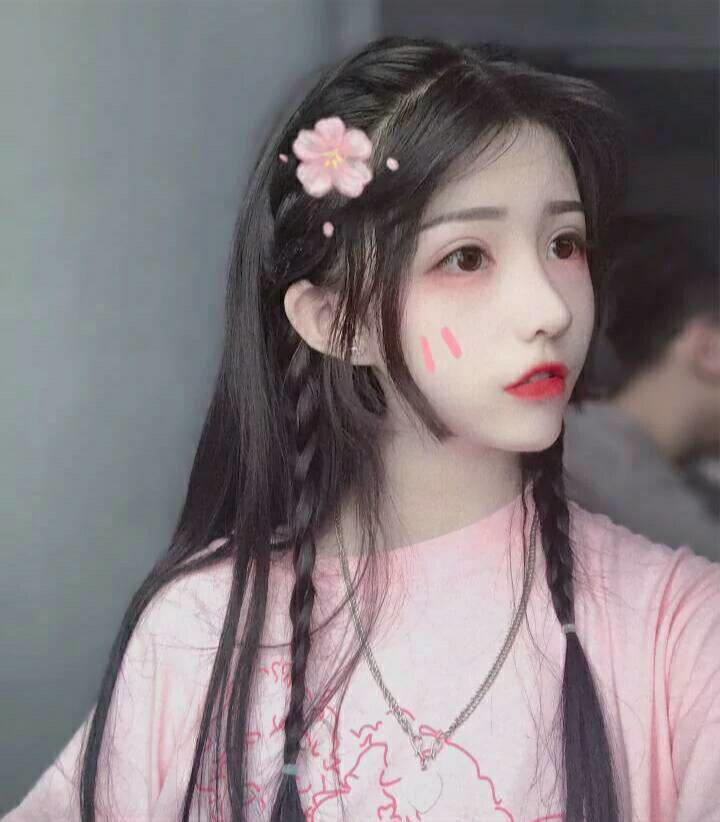 超可爱女生头像:嘴上说着不爱他,下课却歪头偷偷瞄他!