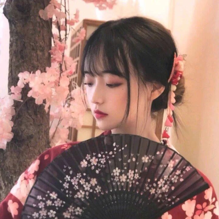 仙气·少女心·女生头像:试着尽量对所有人温和,但只对你温柔