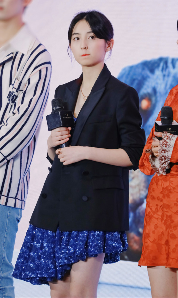 钟情于叠穿的张子枫,穿起裙子也是超性感的,虽然胸小了一点