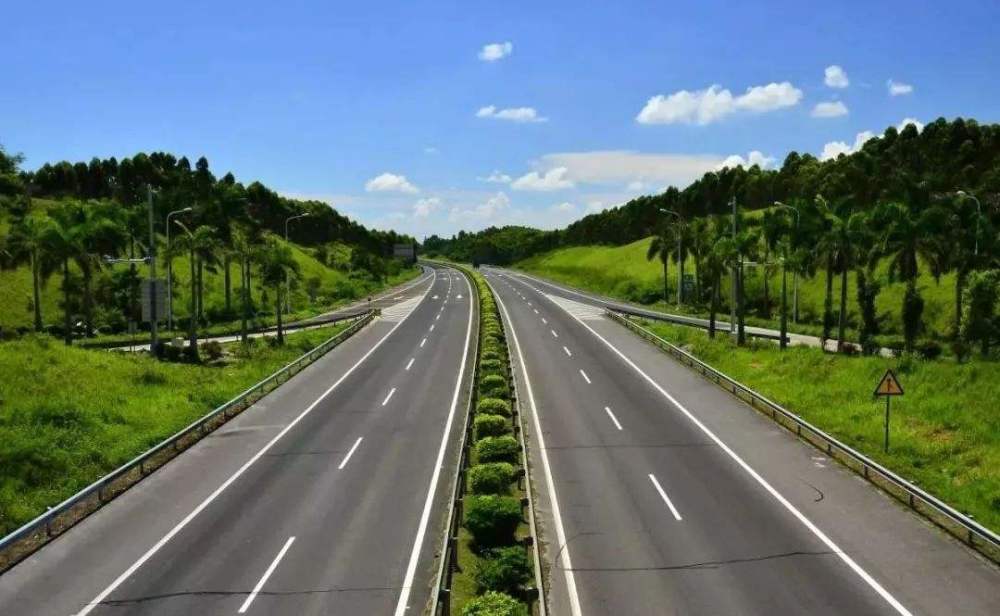 四川在扩建的一条高速公路,从4车道扩成8车道,时速120