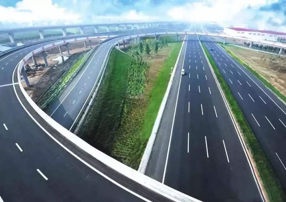 四川在扩建的一条高速公路,从4车道扩成8车道,时速120