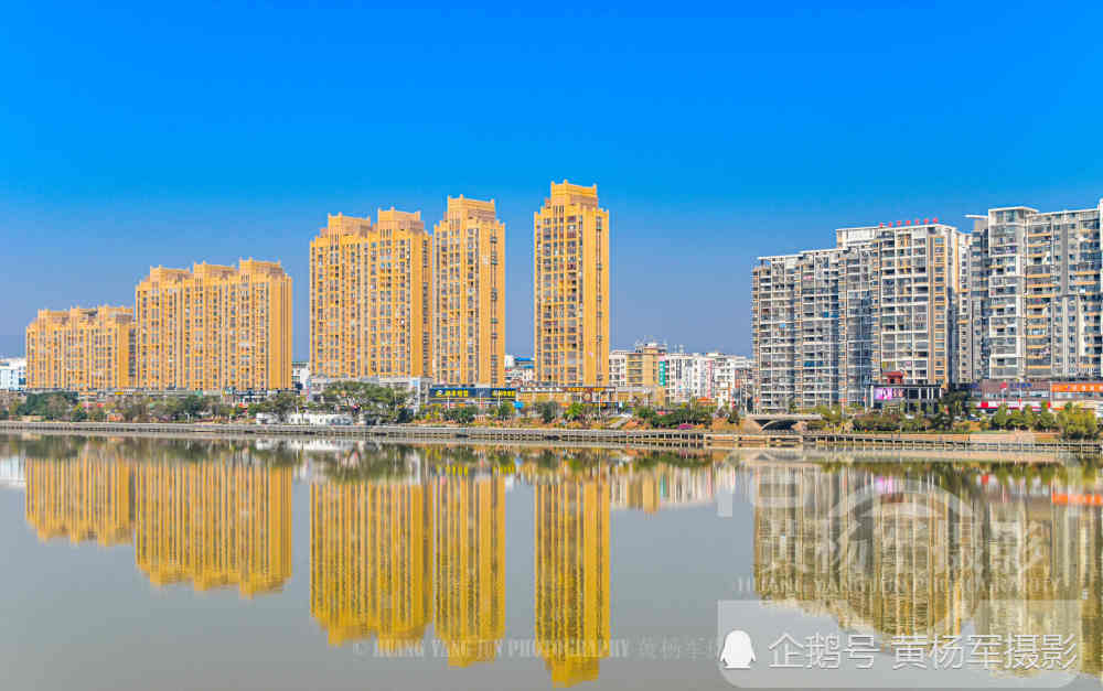 江西于都县的城市风光,高楼林立在于都河畔天空很蓝很