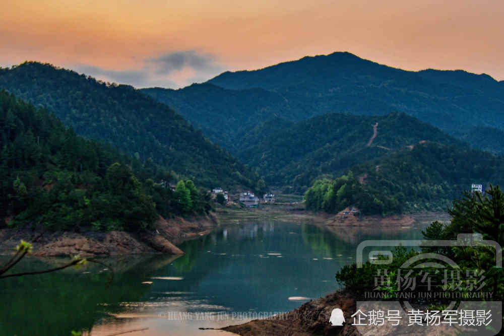 赣州于都县仓前水库,地处大山是于都四大水库,夕阳下的景色如画