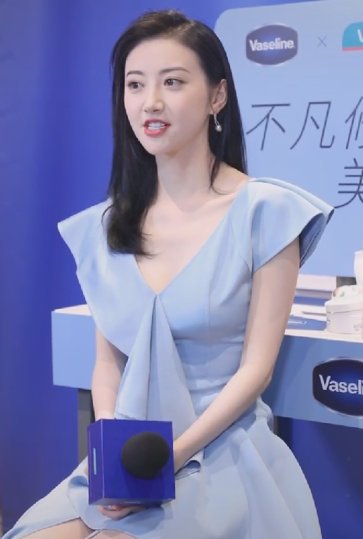 有一种气质叫景甜坐姿,坐得端端正正,还挺直腰杆,突显
