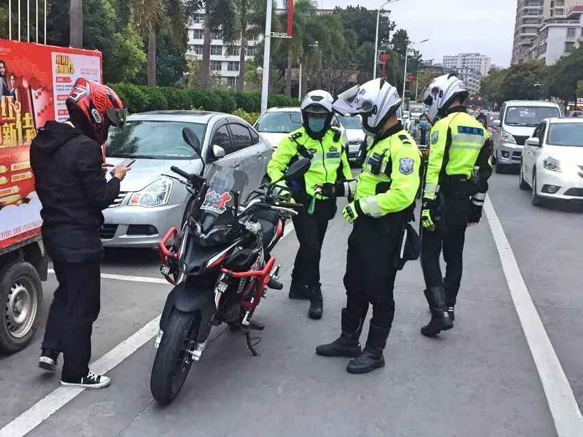 交警严厉打击摩托车飙车 改装排气管交通违法行为