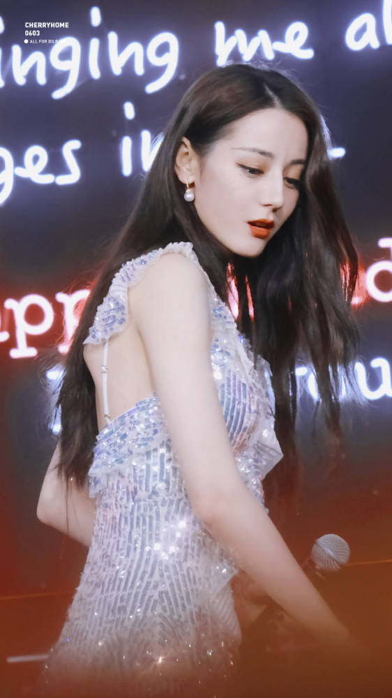 迪丽热巴高清壁纸,身穿银色华丽礼服,典雅高贵的气质太绝了