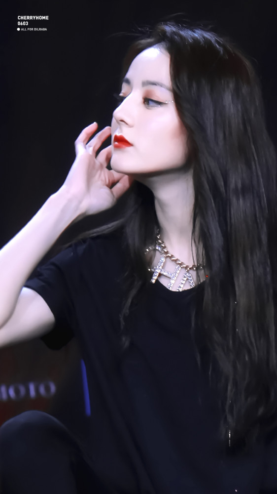 迪丽热巴高清壁纸,一抹红唇诱人心动,侧颜精致如玉太美了