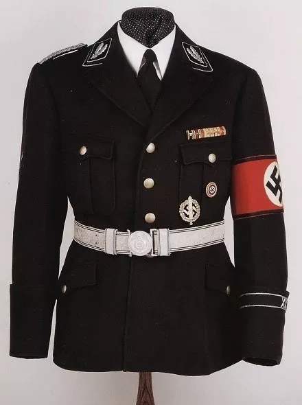 图为:德国党卫军军官礼服,给人感觉很庄重肃穆,适合出席仪式.