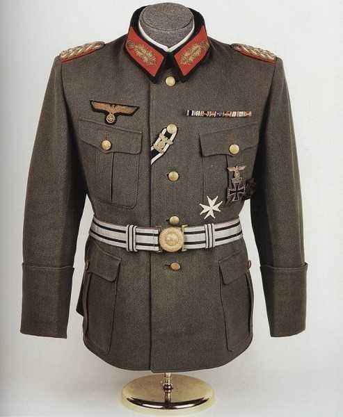 图为:德国陆军元帅制服,在看到某些身穿该制服的将军时,给人一种就是