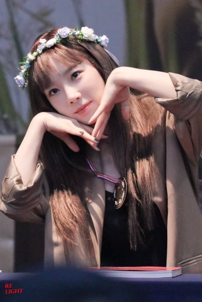 少女时代泰妍壁纸,戴着花环可爱激萌,少女感十足